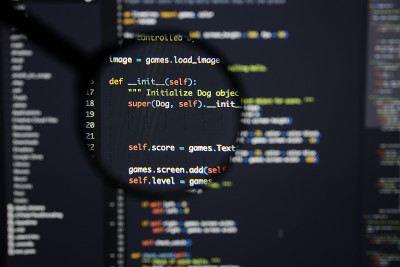 真正的Python代码开发屏幕。编程工作流抽象算法概念。放大后可见的Python代码行。