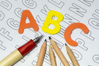 ABC字母，彩色铅笔和钢笔在纸上