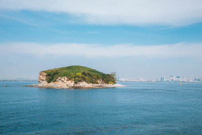 韩国安山西华Narae潮汐能公园和服务区的keungariseom岛和海