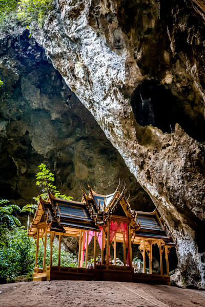 泰国帕拉雅·那空洞，Khua Kharuehat亭庙，位于泰国巴育普·基里汗Khao Sam Roi
