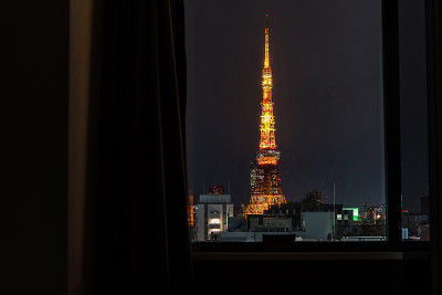 亚洲房地产和企业建设的商业概念-日本东京滨松町的夜空和阳光下的城市全景鸟瞰图