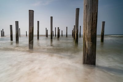 长时间曝光海景。拍摄于北海佩滕，与海上的极点村，蓝天，太阳和影子。前景聚焦