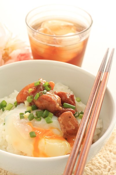 日本鸡肉烧鸡和温泉蛋罐头