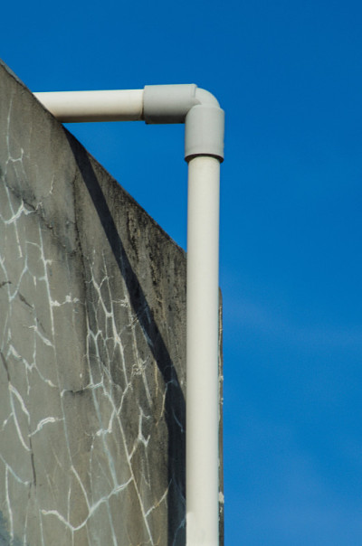 建筑上方的水管、PVC管
