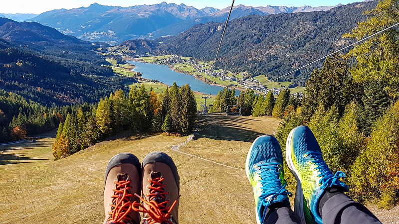 Weissensee——两双登山鞋在斜坡上，可以看到远处的湖