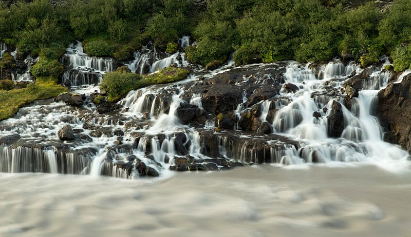 瀑布Hraunfossar