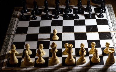 棋局从后面一兵一卒的第一步概念，表现出勇敢和勇气刺眼的光芒