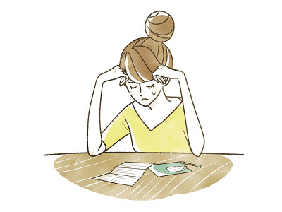 沮丧的女人看着告示