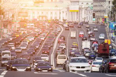 车辆拥挤的多车道道路