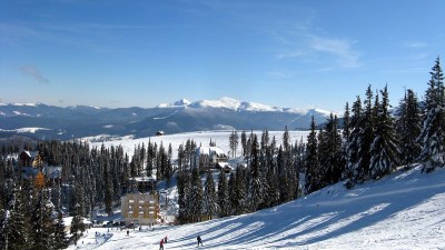 从高处俯瞰滑雪场，吸引着滑雪者的滑雪场，雪山的山峰，冬季的山村