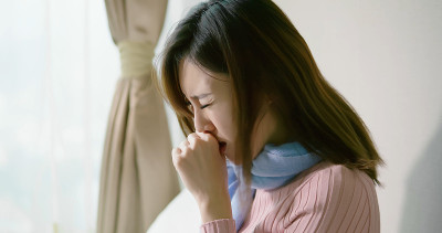 亚洲女人在卧室咳嗽