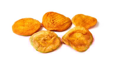 孤立在白色背景上的晒干杏子。