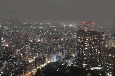 东京日本的天际线和摩天大楼，鸟瞰图，周围的新宿区。亚洲。