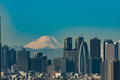 大东京新宿地区建筑密集，城市景观和富士山
