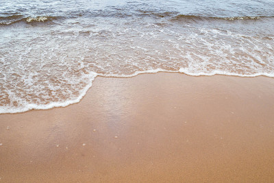 日落时波涛汹涌的海浪。