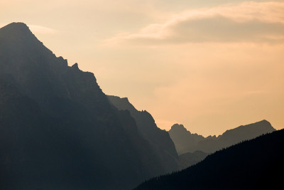 突出的岩石山峰