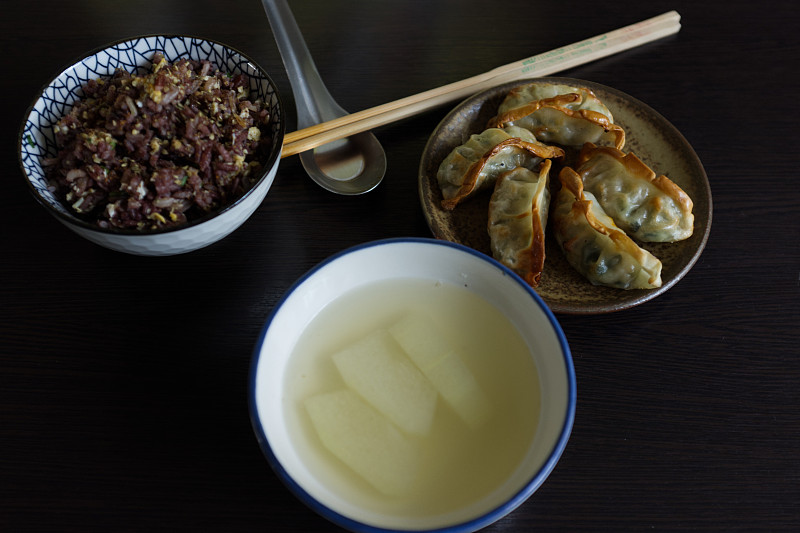煎饺或“煎饺”配大蒜大虾炒饭和汤套餐