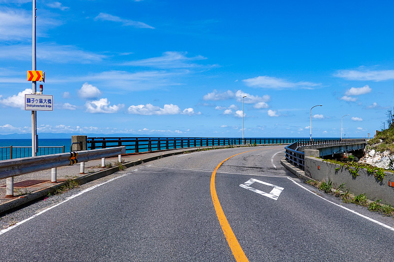 第402号国道“越后Nanaura海滨线”(新泻县新泻市)可以俯瞰日本海。