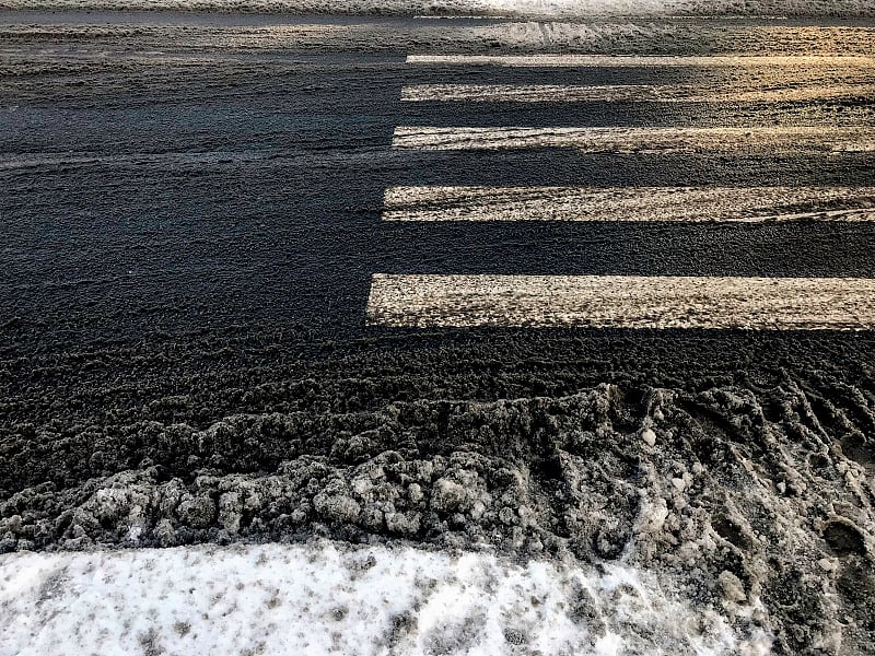 人行横道，冬天的城市街道