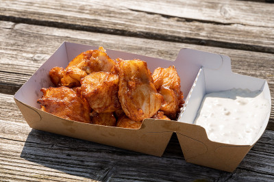 炸鳕鱼片配鞑靼沙司户外食用