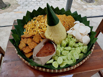 米饭Tumpeng。圆锥形黄米。一种带有配菜的印尼节日饭。印尼食品