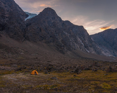 在加拿大努勒维特的Auyuittuq国家公园风景基地露营