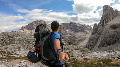 Oberbachernspitze——一名男子在意大利白云石徒步旅行时自拍。他有一个大背包。