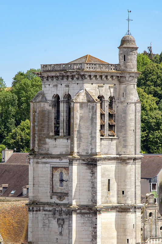 雷声。圣母教堂的钟。Yonne。Burgundy-Franche-County