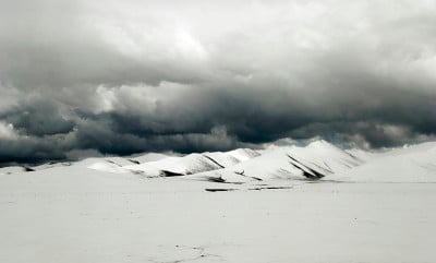 拉萨雪山，暴风雪即将来临