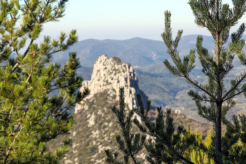 Via Ferrata Rocher du Saint-Julien被法国东南部群山环绕的全貌