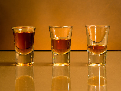 威士忌小酒杯与反射