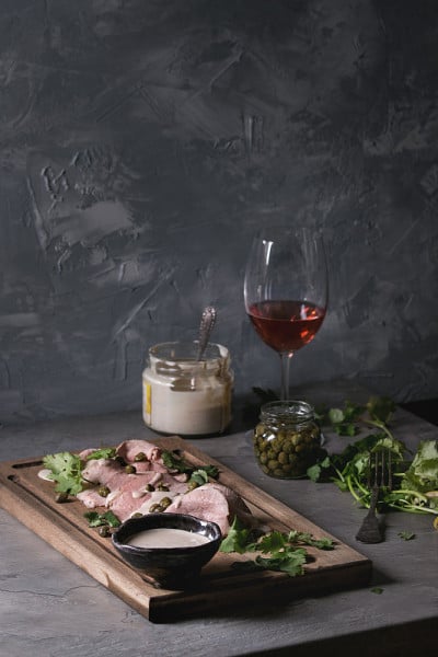 小牛肉配金枪鱼酱