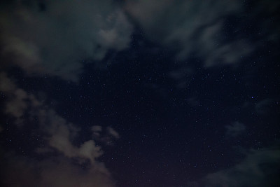 晚上的天空，云彩和星星