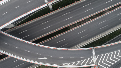 多云天气城市公路和立交桥鸟瞰图