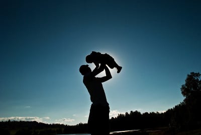 男人和孩子在公园里玩耍的剪影