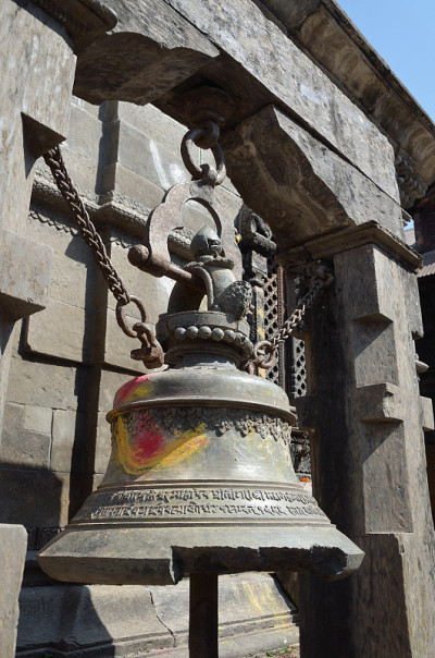 尼泊尔，加德满都，Pashupatinath寺庙建筑群，仪式钟