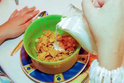早餐吃玉米片和牛奶
