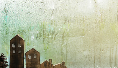 小雨打在窗口