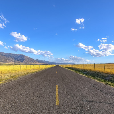 道路和山脉下充满活力的阴天犹他州