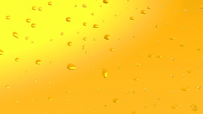 金色啤酒背景上的水滴