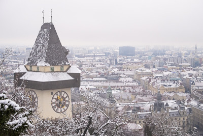 格拉茨Schlossberg山上的地标Uhrturm在下雪的冬天