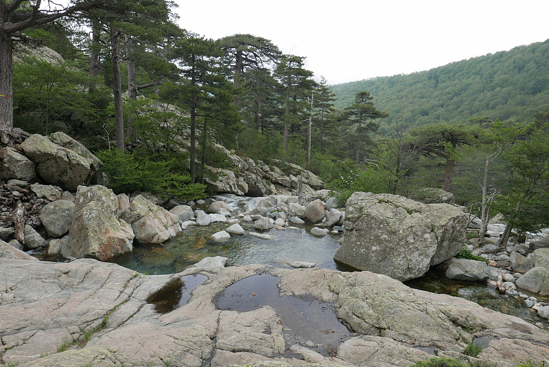 在南科西嘉岛度假。探索法国这个美丽地区的山区风景