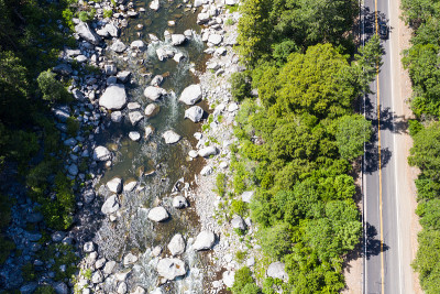 风景优美的道路和山河鸟瞰图