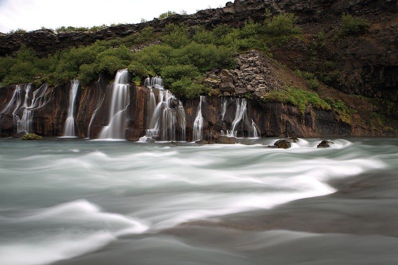 Hraunfossar瀑布(冰岛西部)Hraunfossar瀑布的水流入冰岛Hvita河