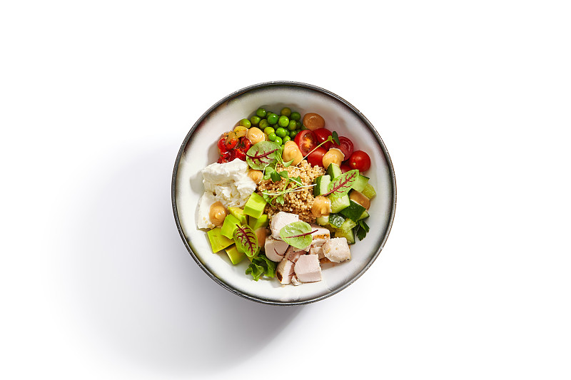 蒸粗麦粉配鸡肉和鳄梨俯视图