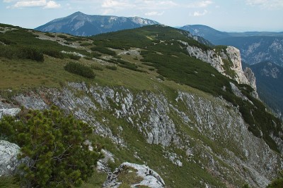 从欧洲奥地利Rax-Schneeberg集团的Prein徒步旅行路线上看到的Schneeberg和J