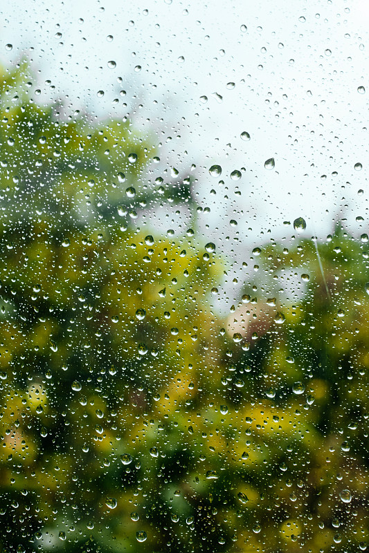 雨滴落在窗玻璃表面