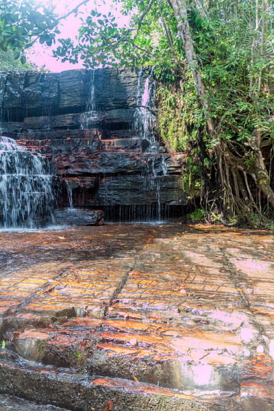 Qubrada de Jaspe(贾斯珀溪)是委内瑞拉卡纳伊马国家公园的一条河和一系列的小瀑布。水流