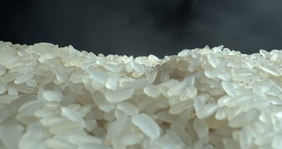 刚煮好的米饭。柔和的雾在黑暗的背景，特写。食品的背景。