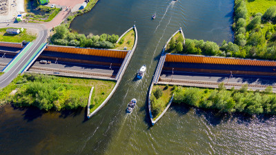 水渠现在Veluwemeer,荷兰。无人机的鸟瞰图。一艘帆船驶过高速公路上方湖面上的渡槽